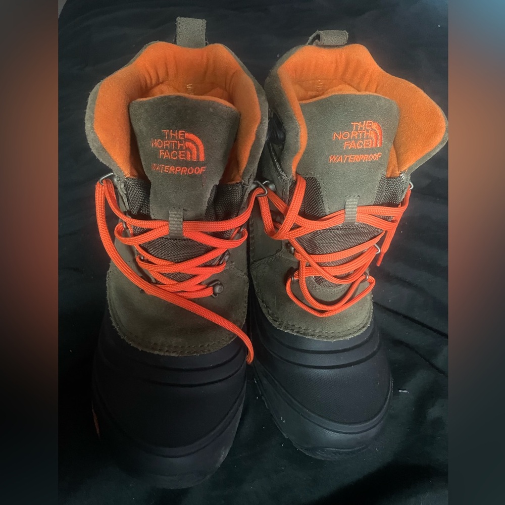The North Face hiking boots. Heatseeker insulation and waterproof. size 7 US.